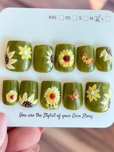 13 Press On Nail Set Size M/1
